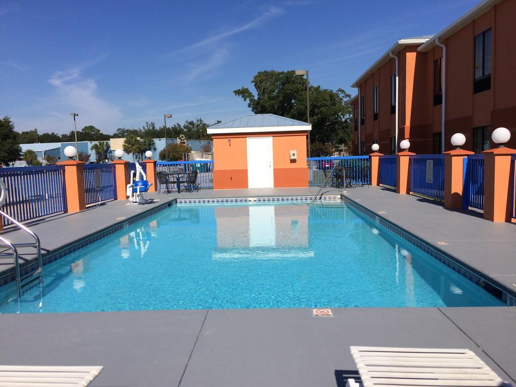 Luxury Suites Ferry Pass Esterno foto